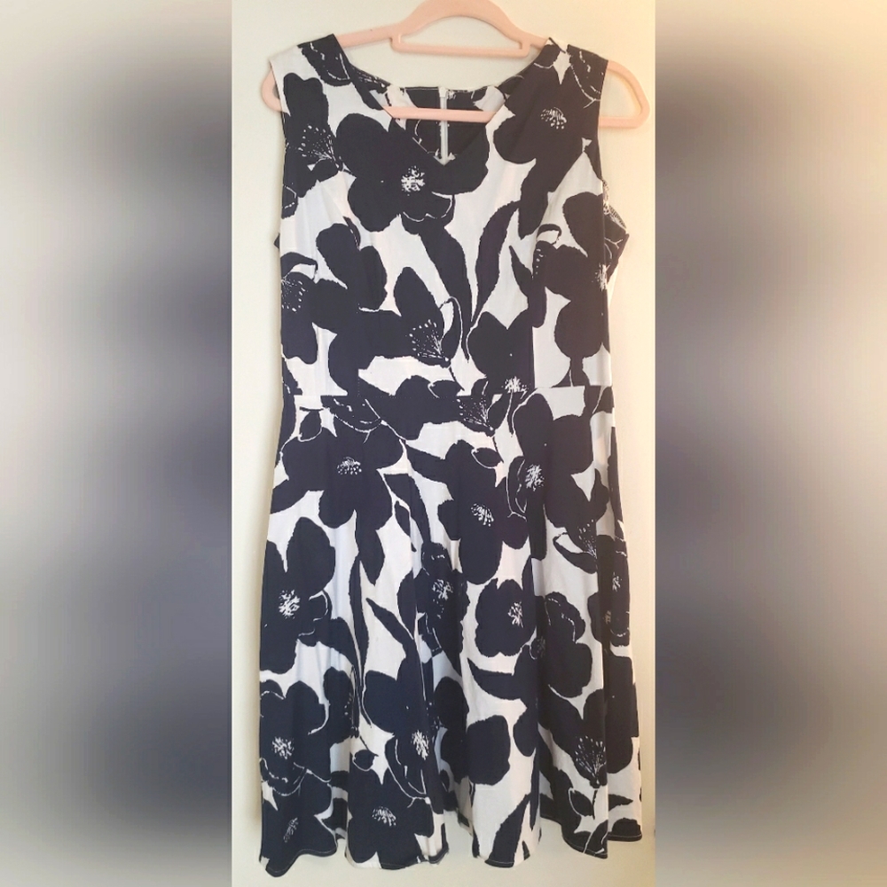 Sucrefas Navy & White floral dress